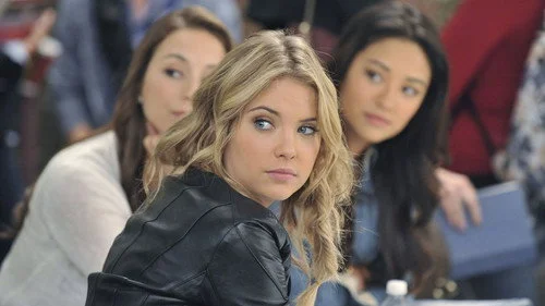 Милые обманщицы 2 сезон 17 серия — кадр