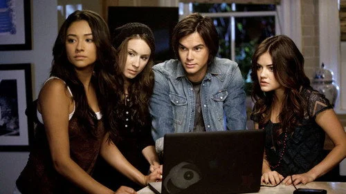 Милые обманщицы 2 сезон 15 серия — кадр